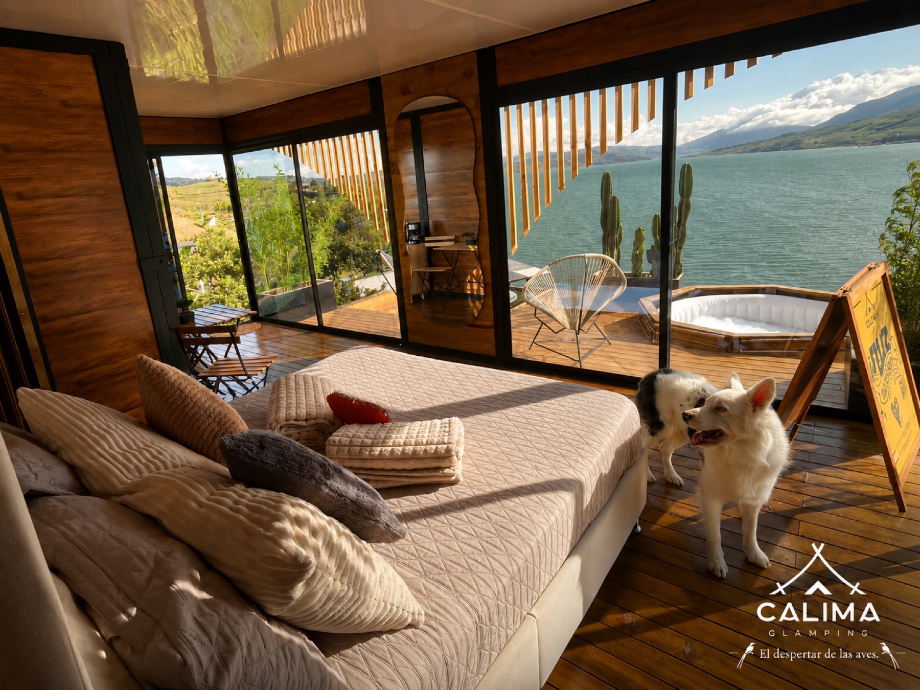 Interior de Malibu con vista al lago y terraza privada