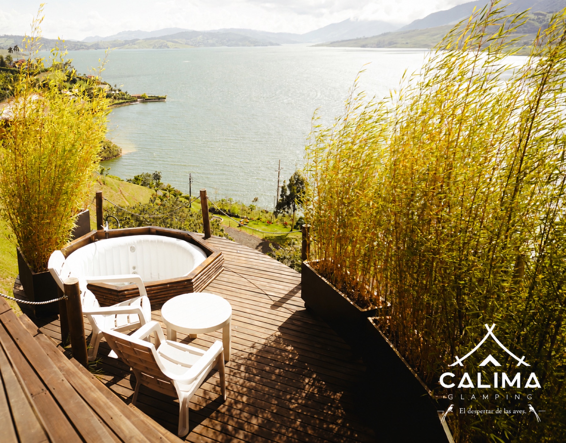 Terraza privada de una cabaña Mantarraya con vista al lago