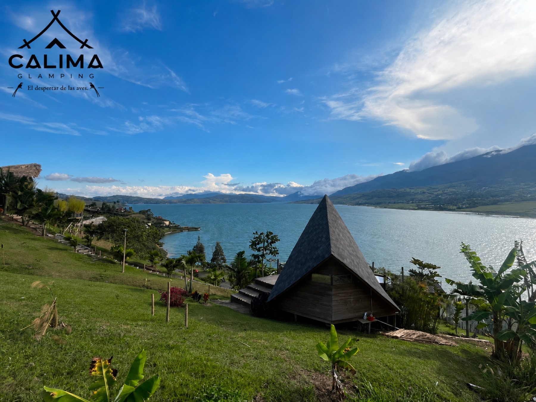 Vista panorámica de una cabaña Origami y el Lago Calima